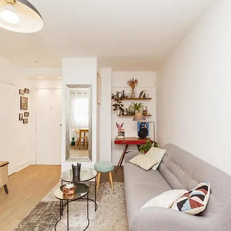 Апартаменты Nice T2 At 2 Steps From The Buttes Chaumont Park Париж