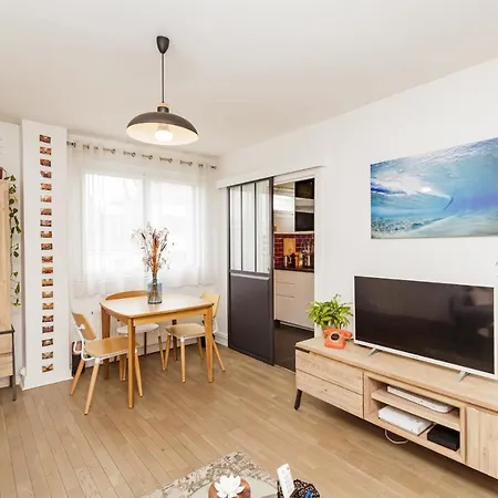Апартаменты Nice T2 At 2 Steps From The Buttes Chaumont Park Париж